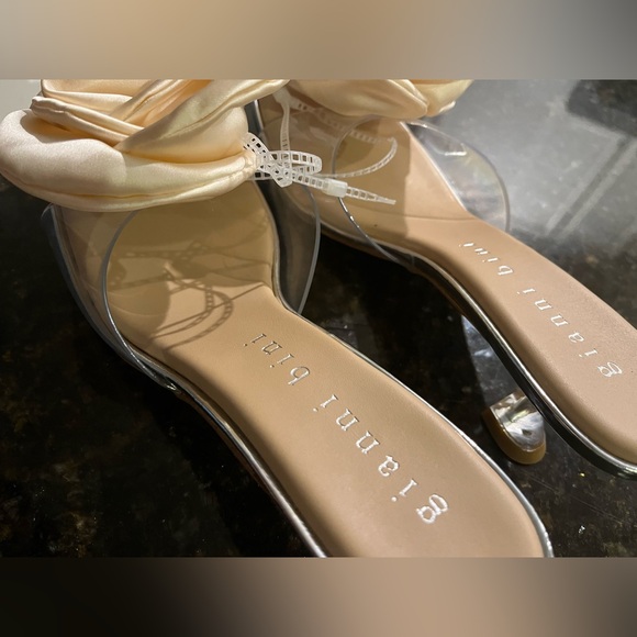 Gianni Bini
Alana Clear Flower Dress Sandals NWOB - Picture 5 of 9